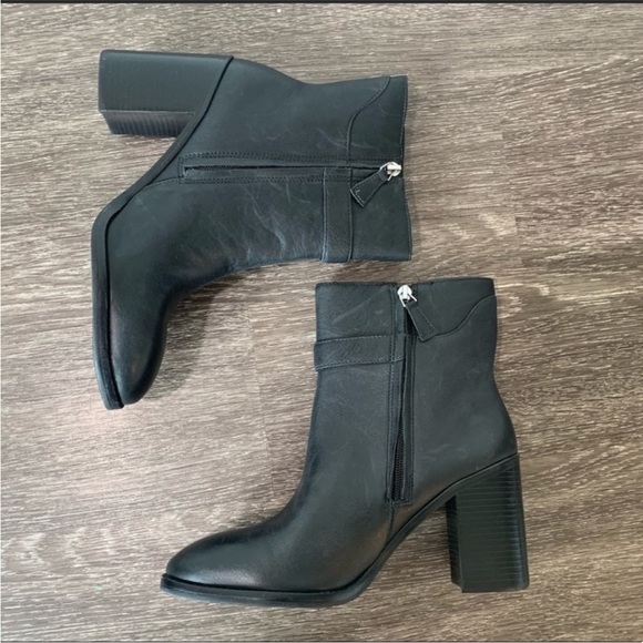 Johnston & Murphy block heel leather booties. Size 9.
Made in Brazil - Picture 10 of 13